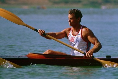 Homme en kayak - exercice pour inverser la gyncomastie